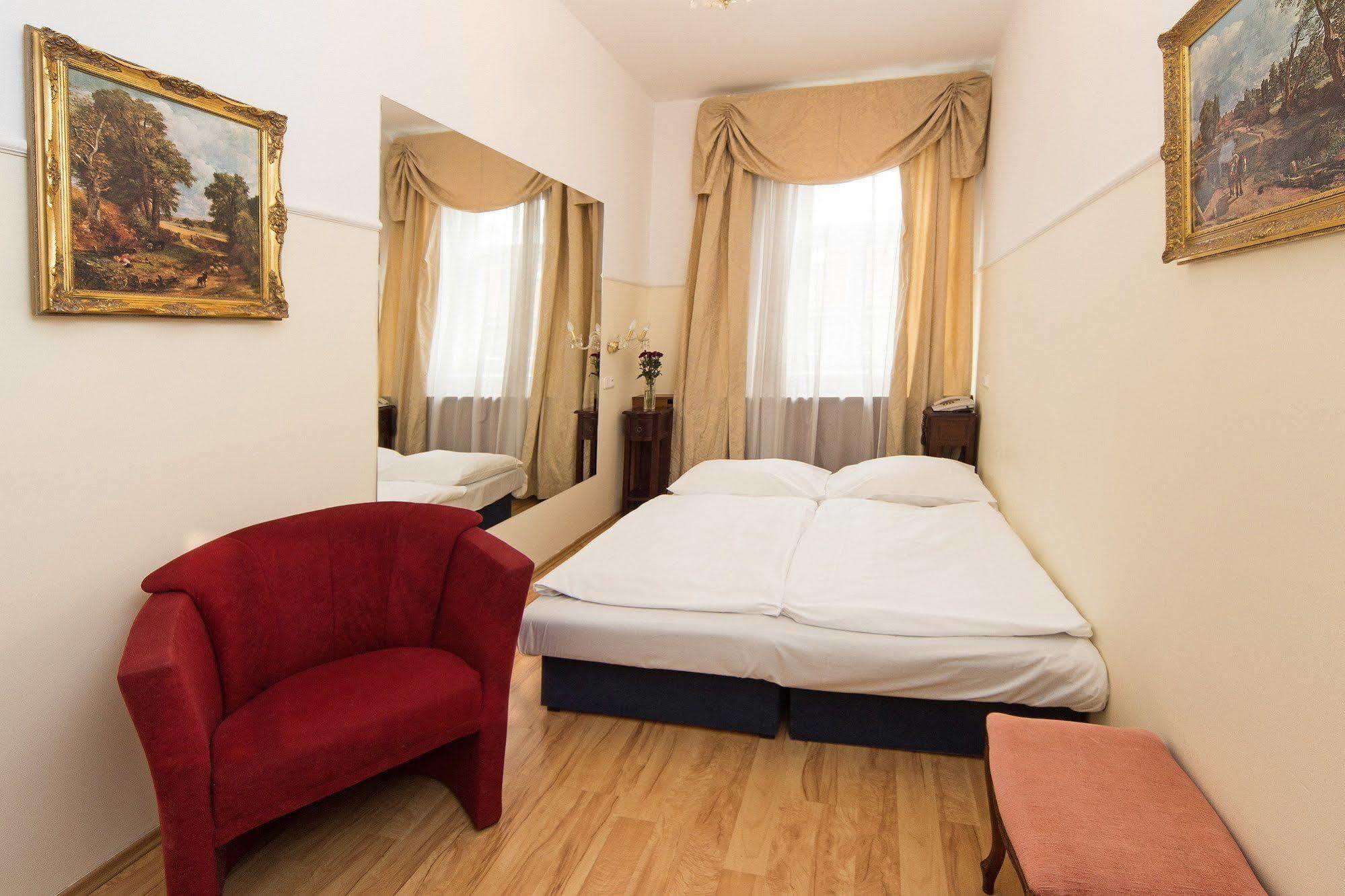 Hotel Donatello ปราก ภายนอก รูปภาพ