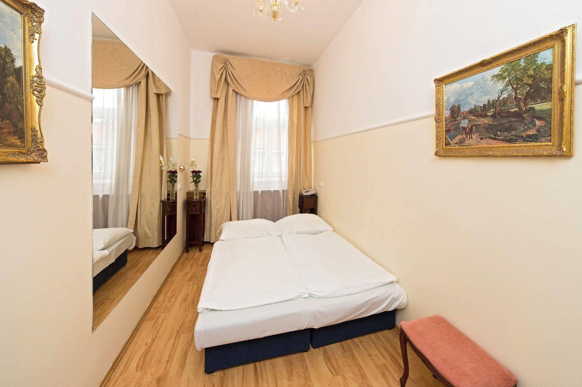 Hotel Donatello ปราก ภายนอก รูปภาพ