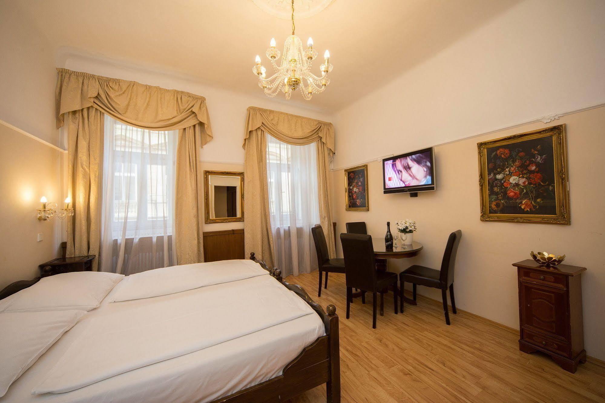 Hotel Donatello ปราก ภายนอก รูปภาพ