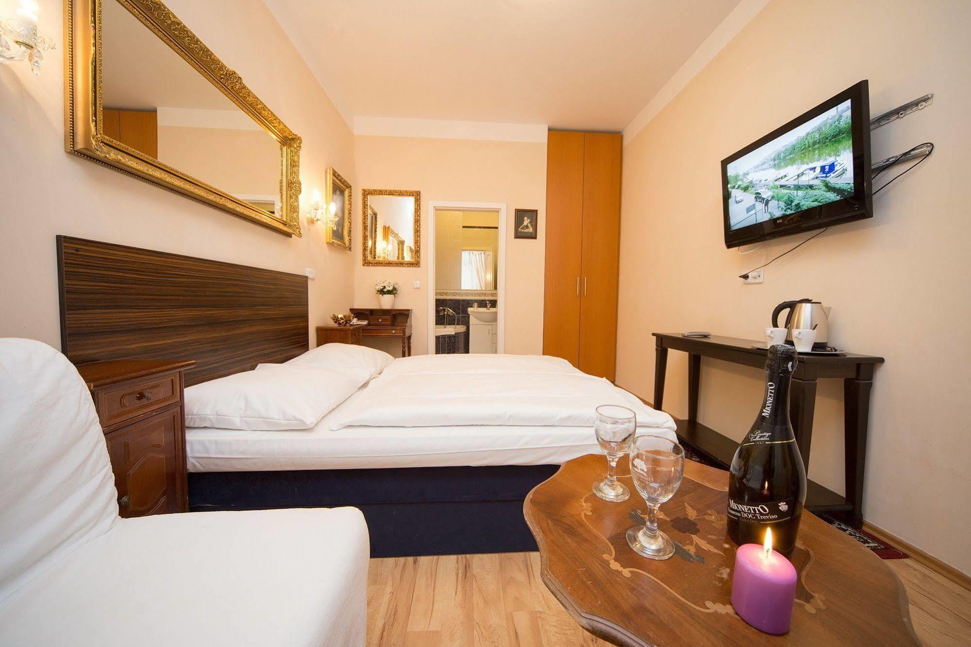 Hotel Donatello ปราก ภายนอก รูปภาพ