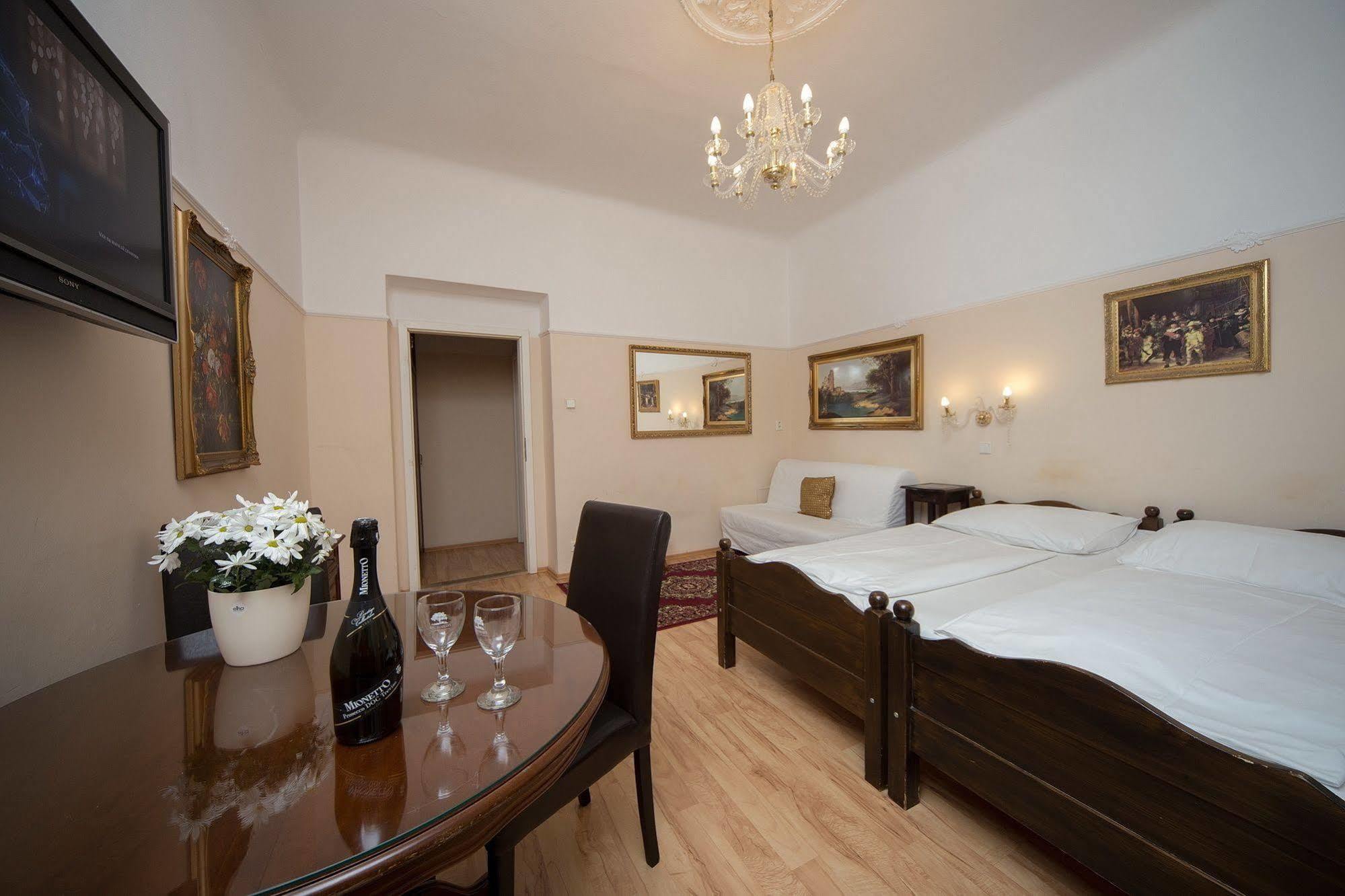 Hotel Donatello ปราก ภายนอก รูปภาพ