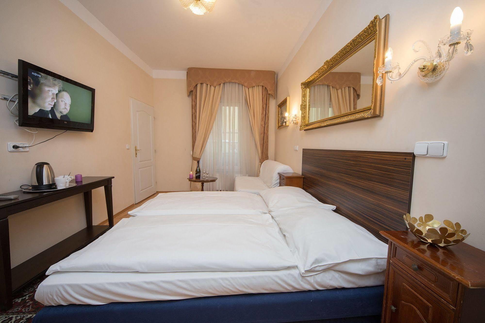 Hotel Donatello ปราก ภายนอก รูปภาพ
